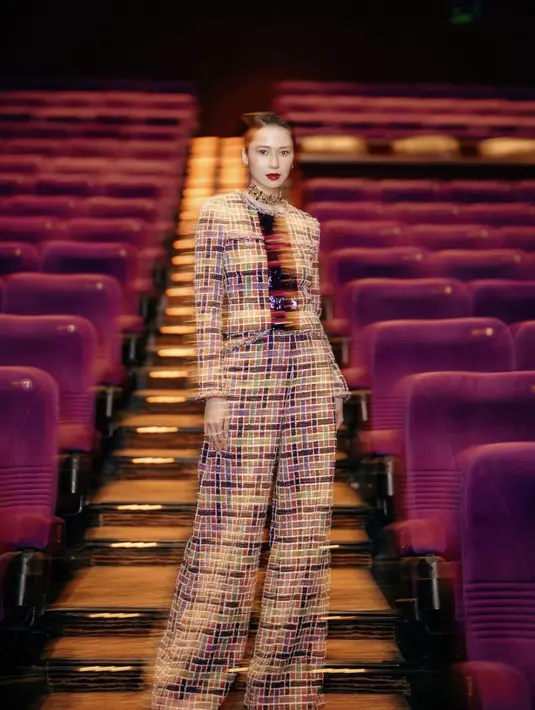 <p>bergaya Parisian Chic, ia kenakan stelan tweed dari Chanel. Celana dengan potongan lebar serta crop blazer hadirkan pesona yang sempurna. [Foto: Instagram/ Laura Basuki]</p>