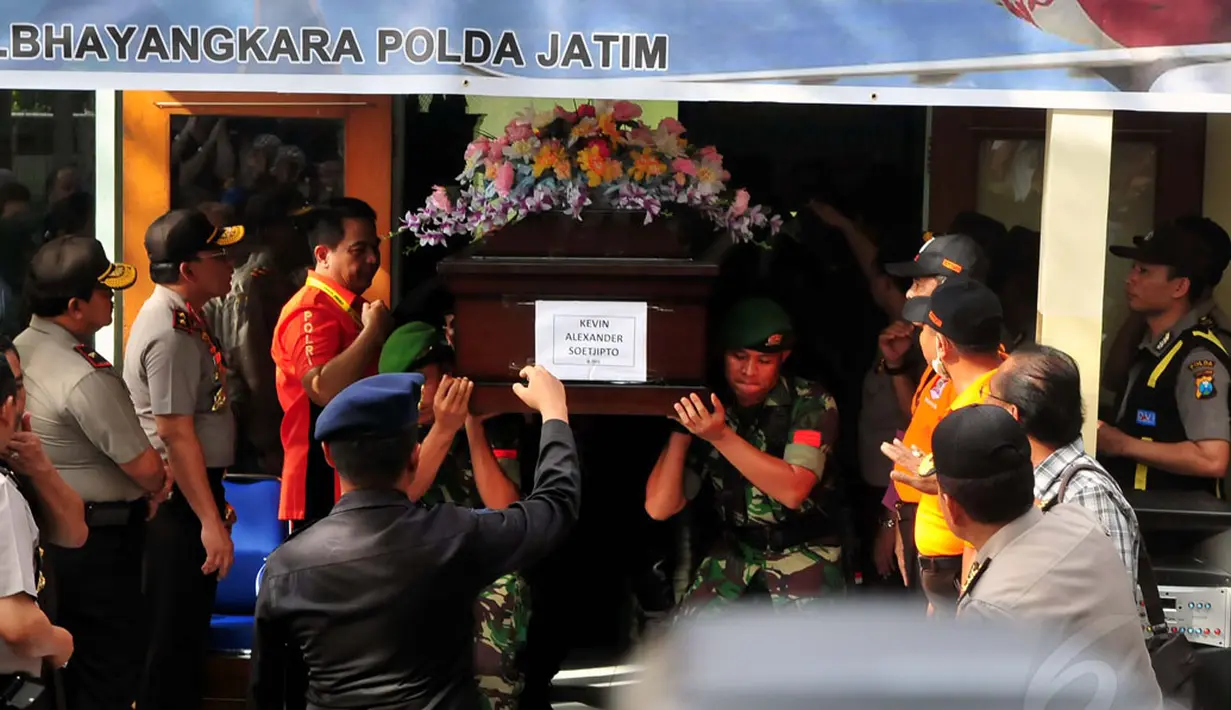 Tim DVI Polda Jawa Timur melakukan penyerahan jenazah korban pesawat AirAsia QZ8501 di RS Bhayangkara, Surabaya, Jumat (2/1/2015). (Liputan6.com/Johan Tallo)