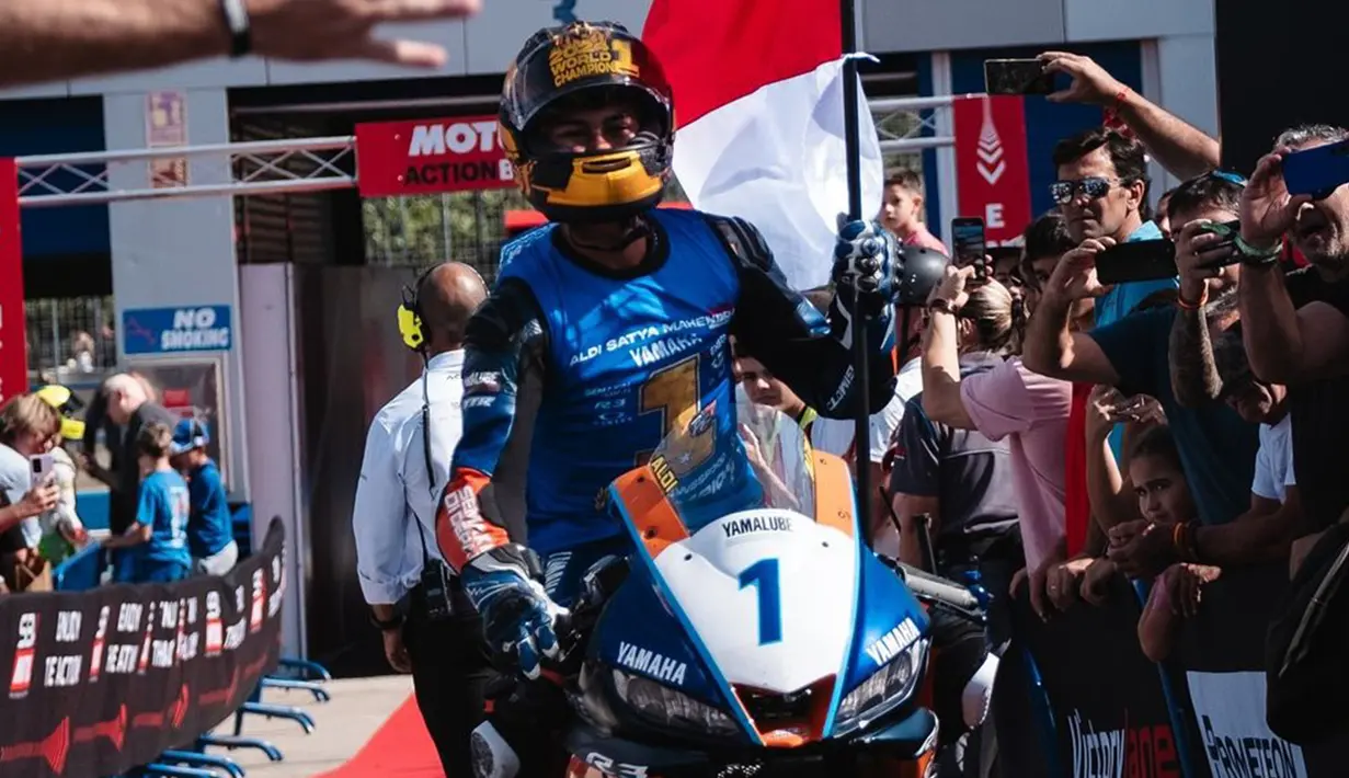 Aldi Satya Mahendra yang membawa bendera Merah Putih disambut hangat usai meraih gelar juara dunia WorldSSP300 2024 di Sirkuit Jerez, Minggu (20/10/2024) malam WIB. (Instagram Aldi Satya Mahendra)