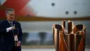 Presiden Olimpiade Tokyo 2020, Yoshiro Mori, membawa api untuk obor Olimpiade Tokyo 2020 saat tiba dari Yunani di Pangkalan Udara Matsushima, Jepang, Jumat (20/3). Di tengah pandemi virus corona Covid-19, prosesi menuju Olimpiade Tokyo 2020 masih terus berjalan. (AFP/Philip Fong)