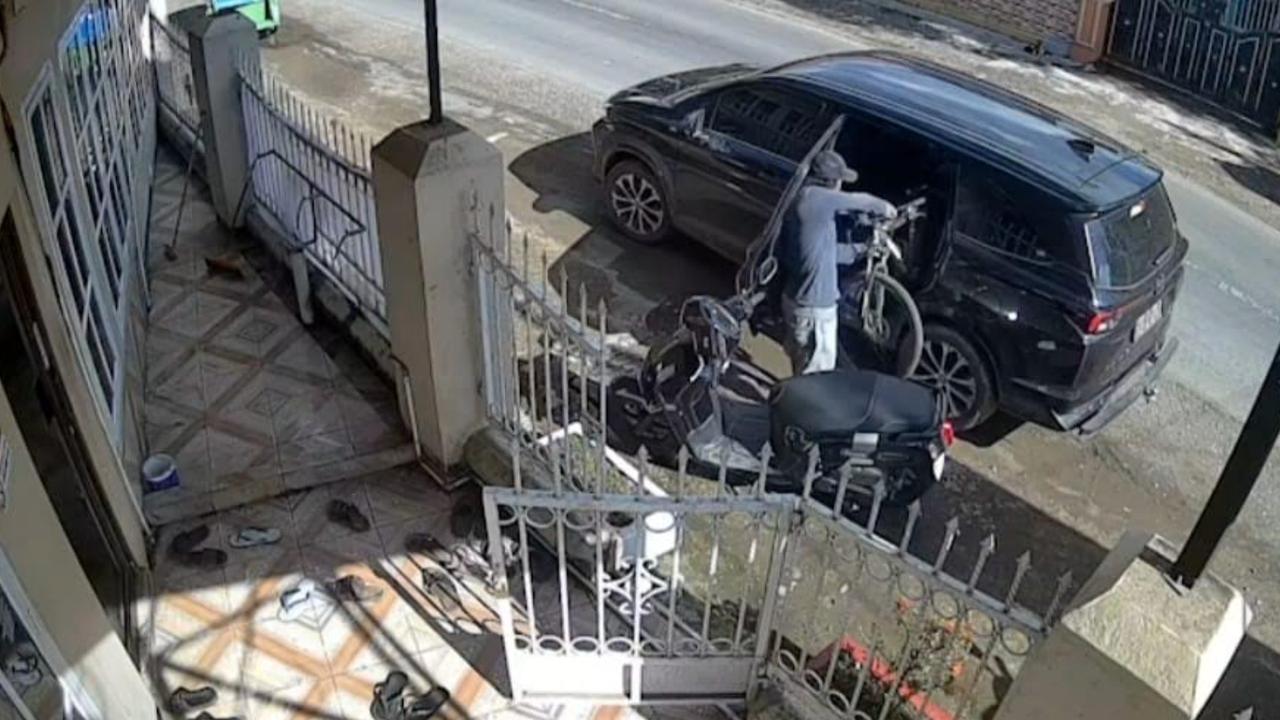 Terekam CCTV, Pria Curi Sepeda Jemaah di Gowa saat Salat