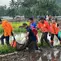 Petugas gabungan mengevakuasi jenazah korban banjir lahar dingin di Kaki Gunung Marapi, Kabupaten Agam, Minggu (12/5/2024). (Liputan6.com/ ist)