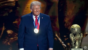 Trofi FIFA Peace Price diserahkan langsung oleh Presiden FIFA Gianni Infantino ke Donald Trump dalam acara pengundian Piala Dunia 2026 di Kennedy Center, Washington D.C, Jumat (5/12025). (Dok. AP)