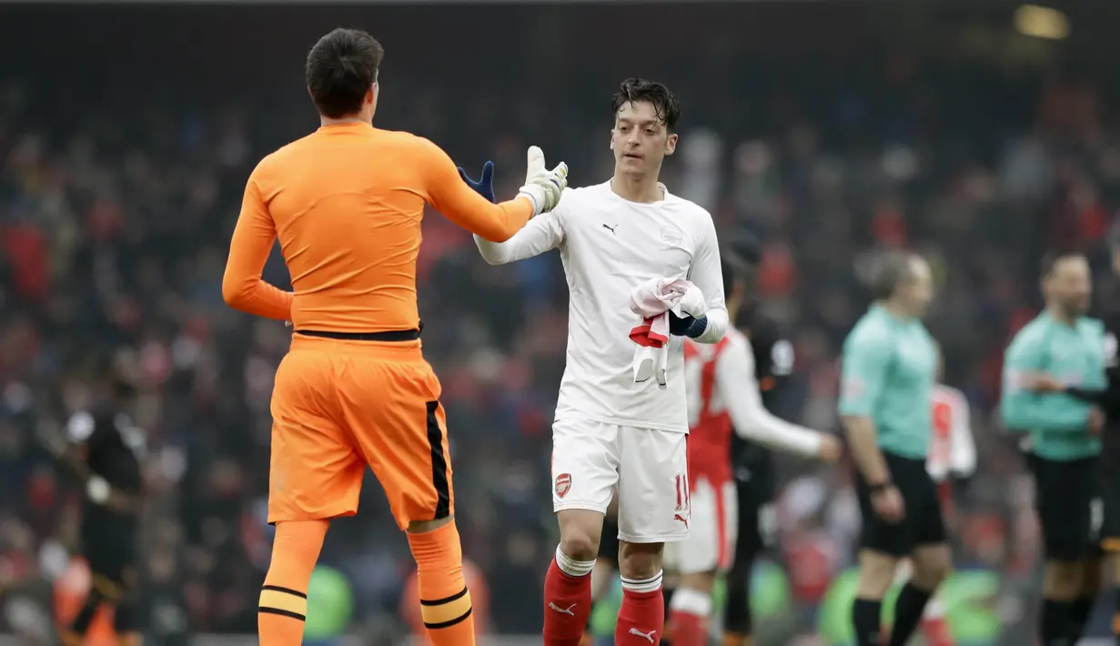 Pemain Arsenal, Mesut Ozil (kanan) bertukar jersey dengan pemain Hull City, Eldin Jakupovic pada lanjutan Premier League di Emirates Stadium, London, (11/2/2017). Arsenal menang 2-0.  (AP/Matt Dunham)