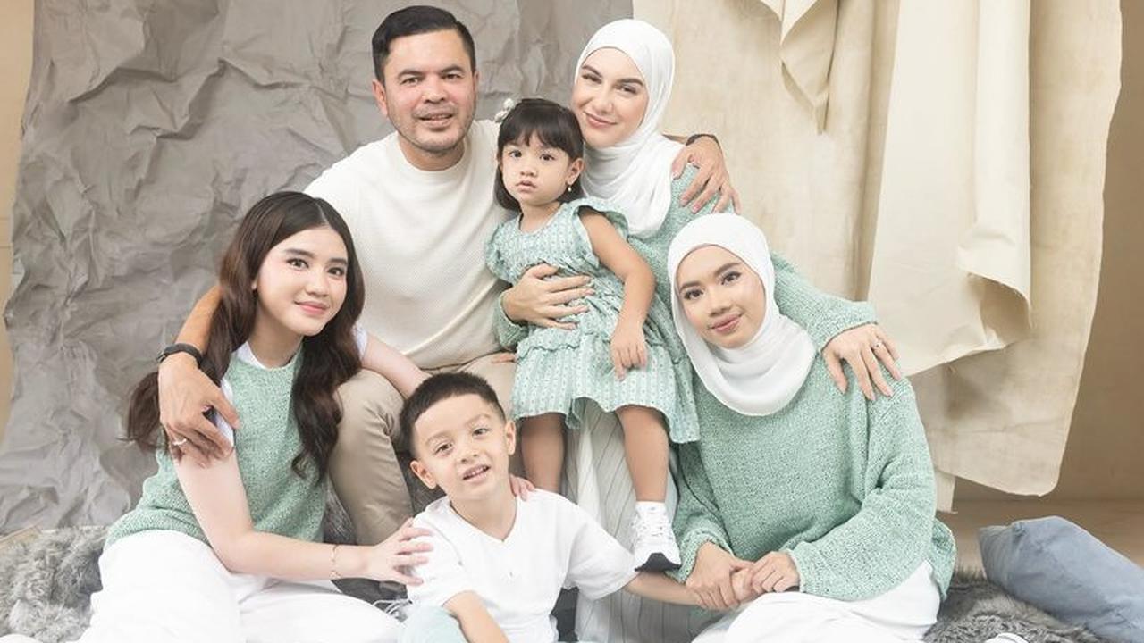 Penuh Kehangatan & Kebahagiaan, Potret Irish Bella dan Haldy Sabri Foto Keluarga Bareng Keempat Anaknya
