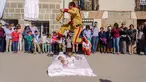 Pria berkostum setan melompati bayi-bayi yang diletakkan di atas matras selama tradisi El Salto del Colacho di desa Castrillo de Murcia, Spanyol, Minggu (3/6). Festival melompati bayi ini sudah menjadi perayaan tahunan sejak 1620 (afp/CESAR MANSO)