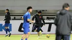 Pelatih Vietnam, Nguyen Huu Thang (2 kanan) mengikuti sesi latihan bersama timnya sebelum melawan Timnas Indonesia di Stadion Pakansari, Bogor, (02/12/2016). (Bola.com/Nicklas Hanoatubun)