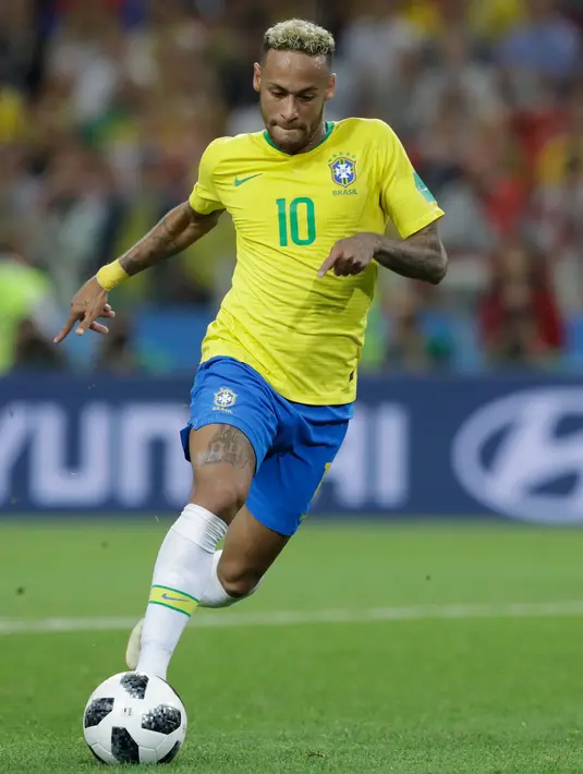 Penyerang Brasil, Neymar Jr menggiring bola saat bertanding melawan Serbia pada grup E Piala Dunia 2018 di Stadion Spartak di Moskow, Rusia (27/6). Brasil menang 2-0 atas Serbia dan melaju ke babak 16 besar dengan poin 7. (AP Photo/Andre Penner)