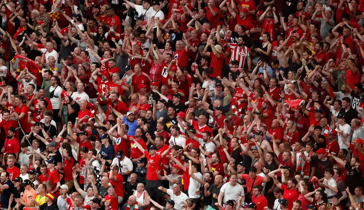 Suporter Liverpool bersorak saat meraih gelar juara Liga Champions usai mengalahkan Tottenham Hotspur di Stadion Wanda Metropolitano, Madrid, Spanyol, Sabtu (1/6/ 2019). (AP Photo/Armando Franca)