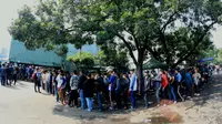 Antrian bobotoh yang ingin membeli tiket laga Persib Bandung kontra Persija Jakarta di Stadion Siliwangi, Bandung, Kamis (14/7/2016). (Bola.com/Erwin Snaz)