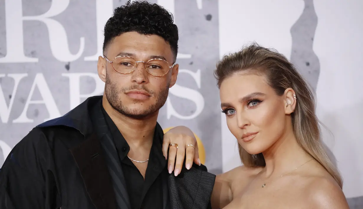 Perrie Edwards. Anggota grup band Inggris Little Mix ini menjalin hubungan dengan gelandang Liverpool, Alex Oxlade Chamberlain sejak Februari 2017. (AFP/Tolga Akmen)
