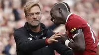 Striker Liverpool, Sadio Mane, melakukan selebrasi bersama pelatih Jurgen Klopp usai mencetak gol ke gawang Crystal Palace pada laga Premier League di Stadion Anfield, Sabtu (19/8/2017). Liverpool menang 1-0 atas Crystal Palace. (AP/Martin Rickett)