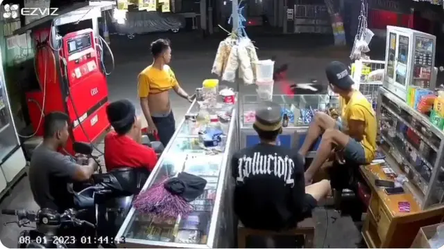Jatuh dari Motor, Aksi Pengendara dan Penjaga Warung Ini Bikin Enggak Habis Pikir