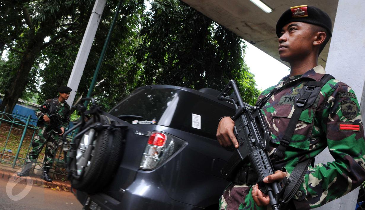 Anggota TNI berjaga di sekitar Gelora Bung Karno yang digunakan untuk KTT OKI, Jakarta, Sabtu (5/3/2016). Penjagaan pusat kota diperketat menjelang pelaksanaan KTT Luar Biasa OKI pada 6-7 Maret di JCC Senayan. (Liputan6.com/Helmi Afandi)