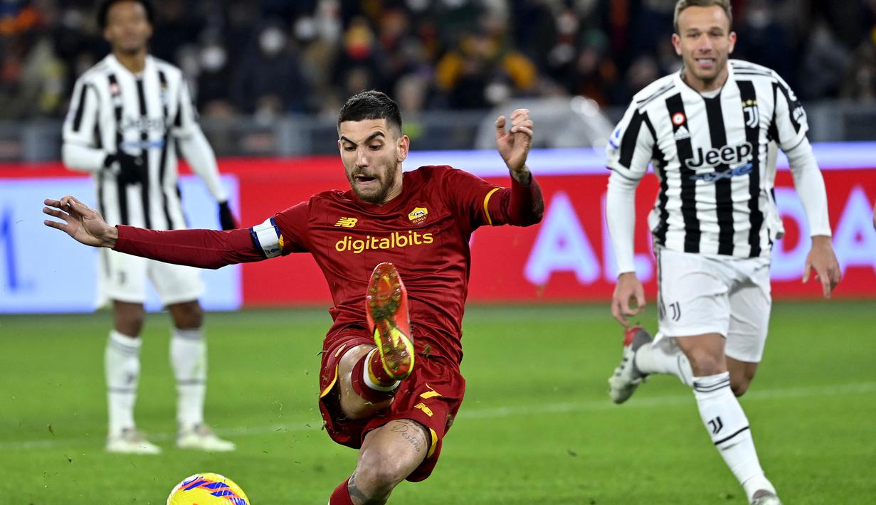 Lorenzo Pellegrini. Gelandang serang Italia berusia 26 tahun ini telah 5 musim memperkuat AS Roma sejak didatangkan dari Sassuolo pada awal musim 2017/2018 dengan nilai transfer 10 juta euro. Jabatan kapten tim telah disandangnya sejak pertengahan musim 2019/2020. Berkat kepemimpinannya ia sukses membawa AS Roma jadi kampiun edisi pertama Europa Conference League musim 2021/2022. (AFP/Alberto Pizzoli)