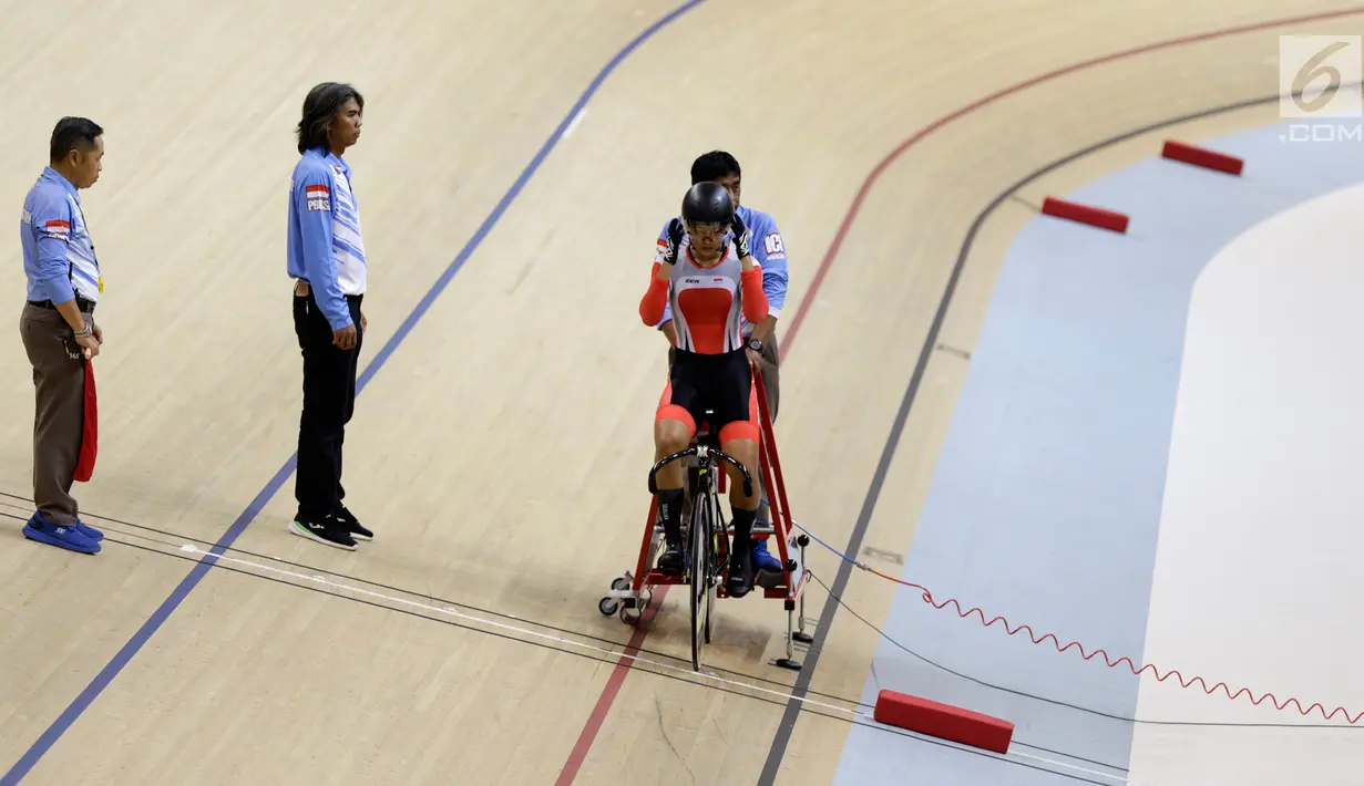 Pembalap sepeda Indonesia, Chrismonita Dwi Putri bersiap start di nomor Women Elite nomor 500m Time Trial Asian Track Championships 2019 di Jakarta International Velodrome, Kamis (10/1). Putri meraih mendali perunggu. (Bola.com/Yoppy Renato)