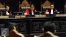 Ketua Mahkamah Konstitusi, Arief Hidayat (tengah) menanya kepada pihak pemohon saat sidang putusan gugatan perkara perselisihan hasil Pilkada 2015 di gedung Mahkamah Konstitusi, Jakarta, Senin (18/1/2016). (Liputan6.com/Helmi Fithriansyah)