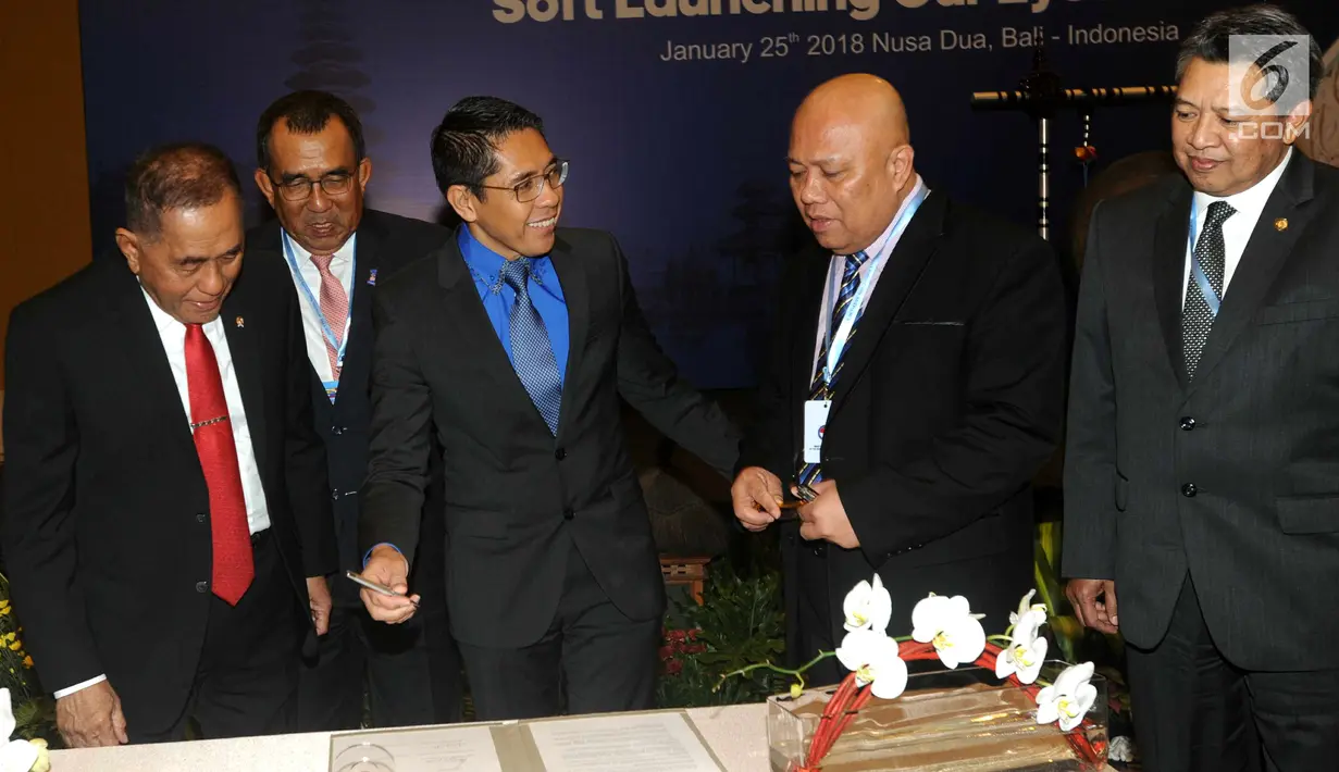 Suasana saat Menhan RI Ryamizard Ryacudu bersama perwakilan lima negara ASEAN di Nusa Dua, Bali, Kamis (25/1). Kerja sama Indonesia dan lima negara ASEAN termasuk pertukaran informasi strategis terkait terorisme. (Liputan6.com/Pool/Yudi Karnaedi)