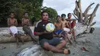 Pelatih Tulehu Putra, Sani Tawainella, bersama anak didiknya usai melakukan latihan fisik di Pantai Tial, Maluku. Sejumlah pemain nasional mulai dari Manahati Lestusen hingga Abduh Lestaluhu pernah dilatih oleh Sani. (Bola.com/Vitalis Yogi Trisna)