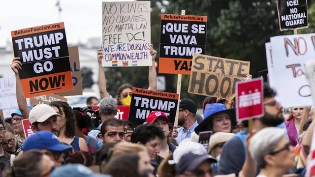 Para pengunjuk rasa memprotes rencana Presiden Donald Trump untuk menggunakan aparat penegak hukum federal dan pasukan Garda Nasional di Washington, DC. Aksi berlangsung di depan Gedung Putih, Senin (11/8/2025).
