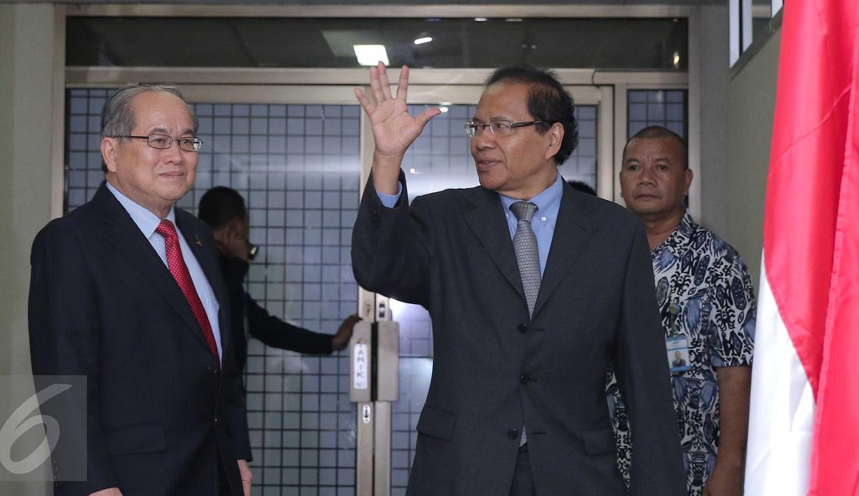 Menteri Koordinator Kemaritiman Rizal Ramli (kanan) bersama Menteri Penanaman Industri dan Komoditas Malaysia HE. Dato Sri Douglas  meresmikan kantor Council of Palm Oil Producing Country (CPOPC) di Jakarta, Kamis (4/2/2016). (Liputan6.com/Angga Yuniar)