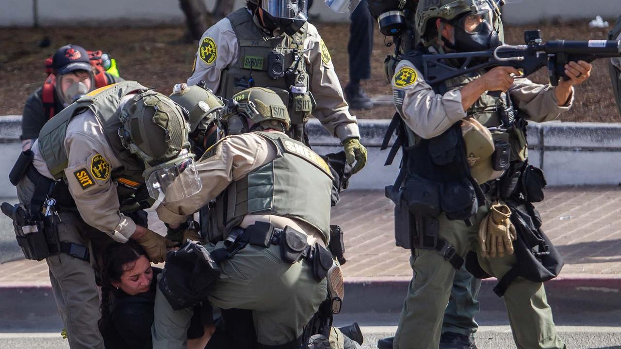 FOTO: Bentrokan Pecah Saat Aksi Menentang Presiden Donald Trump di Los Angeles