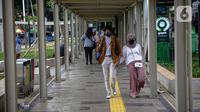 Warga berjalan di kawasan integrasi terpadu Stasiun Manggarai, Jakarta, Senin (10/1/2022). Penataan kawasan integrasi terpadu Stasiun Manggarai dilakukan untuk mewujudkan Stasiun Manggarai sebagai stasiun sentral. (Liputan6.com/Faizal Fanani)