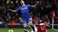 Bek Chelsea Cesar Azpilicueta mendapatkan tekel keras dari striker Arsenal Theo Walcott pada pertandingan sepak bola Liga Inggris antara Arsenal vs Chelsea di Stadion Emirates, London (24/12/13). (AFP/Adrian Dennis)