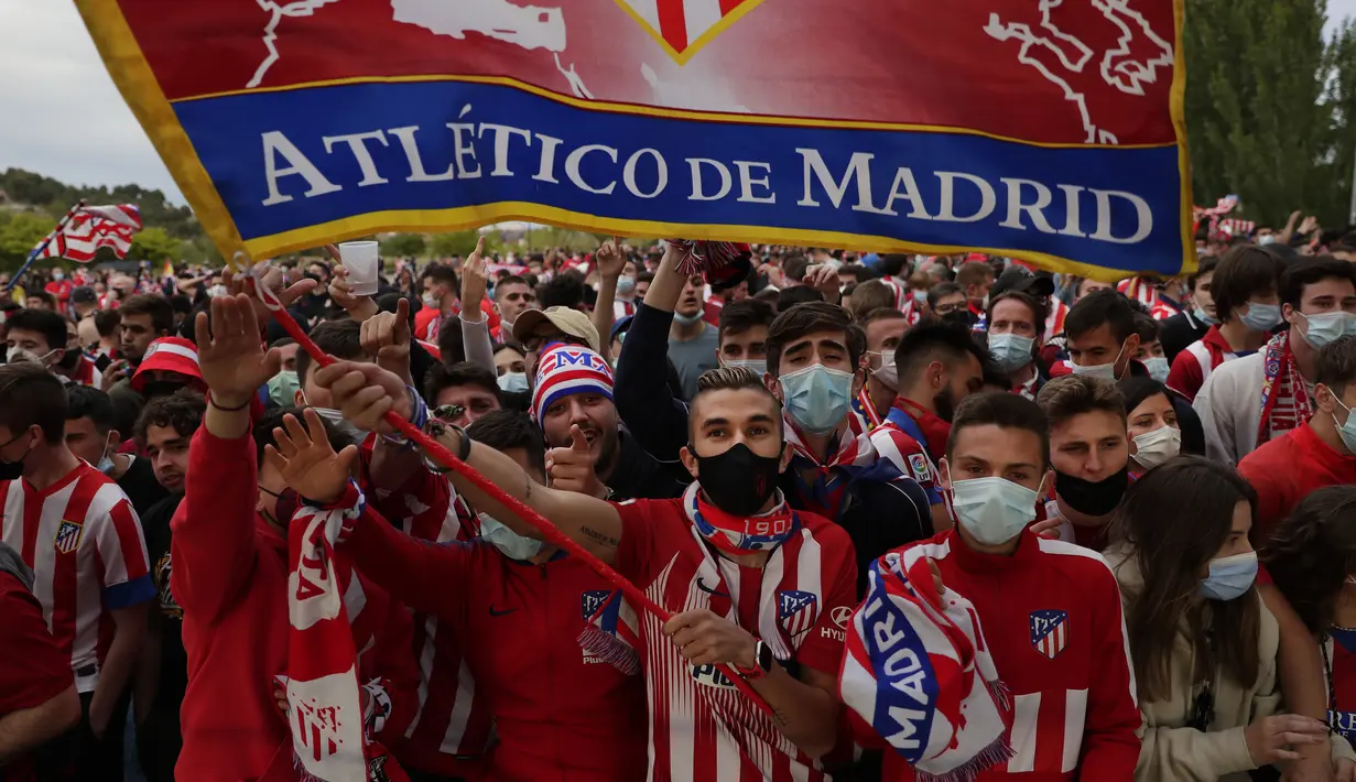 Para suporter Atletico Madrid bersorak setelah pertandingan La Liga Spanyol antara Atletico Madrid dan Valladolid di stadion Jose Zorrilla, Sabtu (22/5/2021). Atletico Madrid menang 2-1 atas Real Valladolid dan merebut gelar La Liga Spanyol ke-11. (AP Photo/Manu Fernandez)