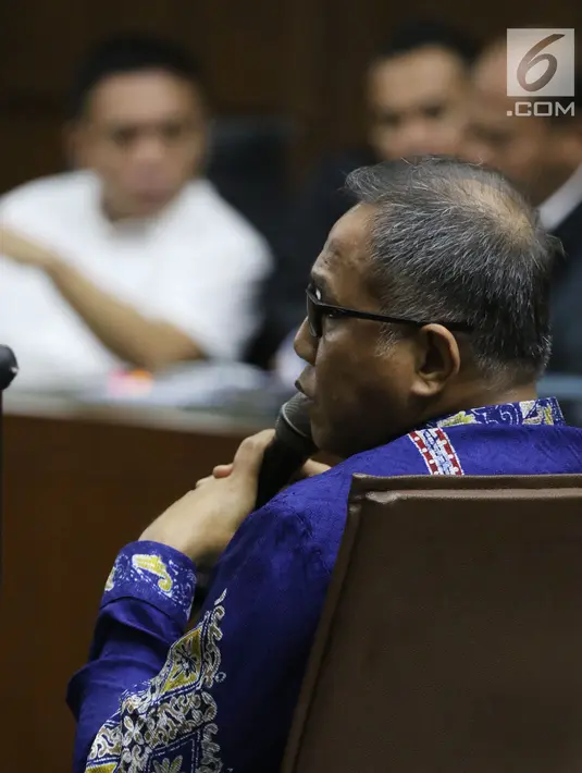 Plt Gubernur Aceh Nova Iriansyah menjawab pertanyaan saat menjadi saksi pada sidang dugaan suap terkait Dana Otonomi Khusus Aceh (DOKA) 2018 dengan terdakwa Irwandi Yusuf di Pengadilan Tipikor, Jakarta, Senin (10/12). (Liputan6.com/Helmi Fithriansyah)