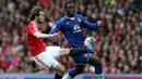 Gelandang Manchester United, Daley Blind, mengontrol bola dari kejaran striker Everton, Romelu Lukaku, pada laga Liga Inggris di Stadion Old Trafford, Manchester, Minggu (3/4/2016). MU berhasil menang 1-0 atas Everton. (EPA/Nigel Roddis)