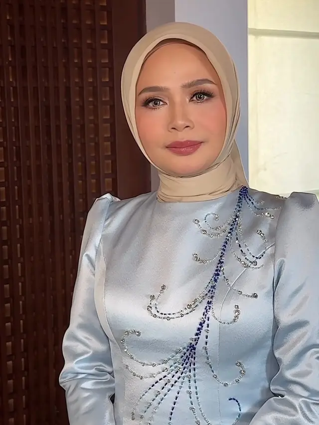 Ibunda Syifa Hadju saat Pernikahan di Bali pakai dress biru. [@sita_makeup]