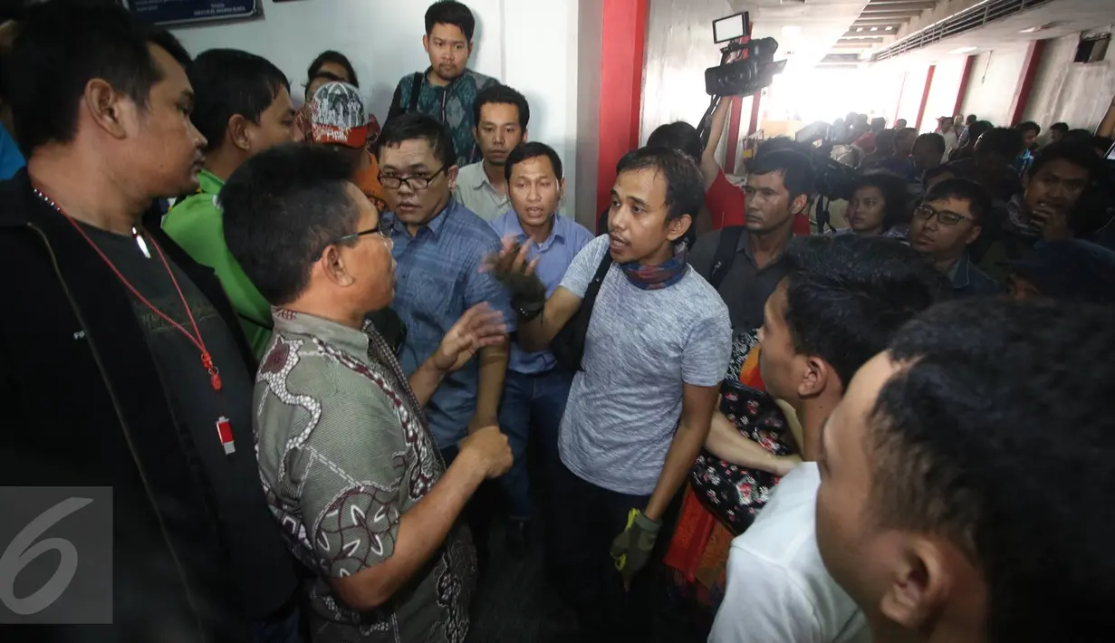 Salah satu orangtua yang anaknya menjadi korban vaksin palsu meminta penjelasan seorang staf RS Harapan Bunda, Jakarta, Jumat (15/7). Mereka meminta manajemen RS berani mempertanggungjawabkan perbuatannya dan tidak bungkam (Liputan6.com/Immanuel Antonius)