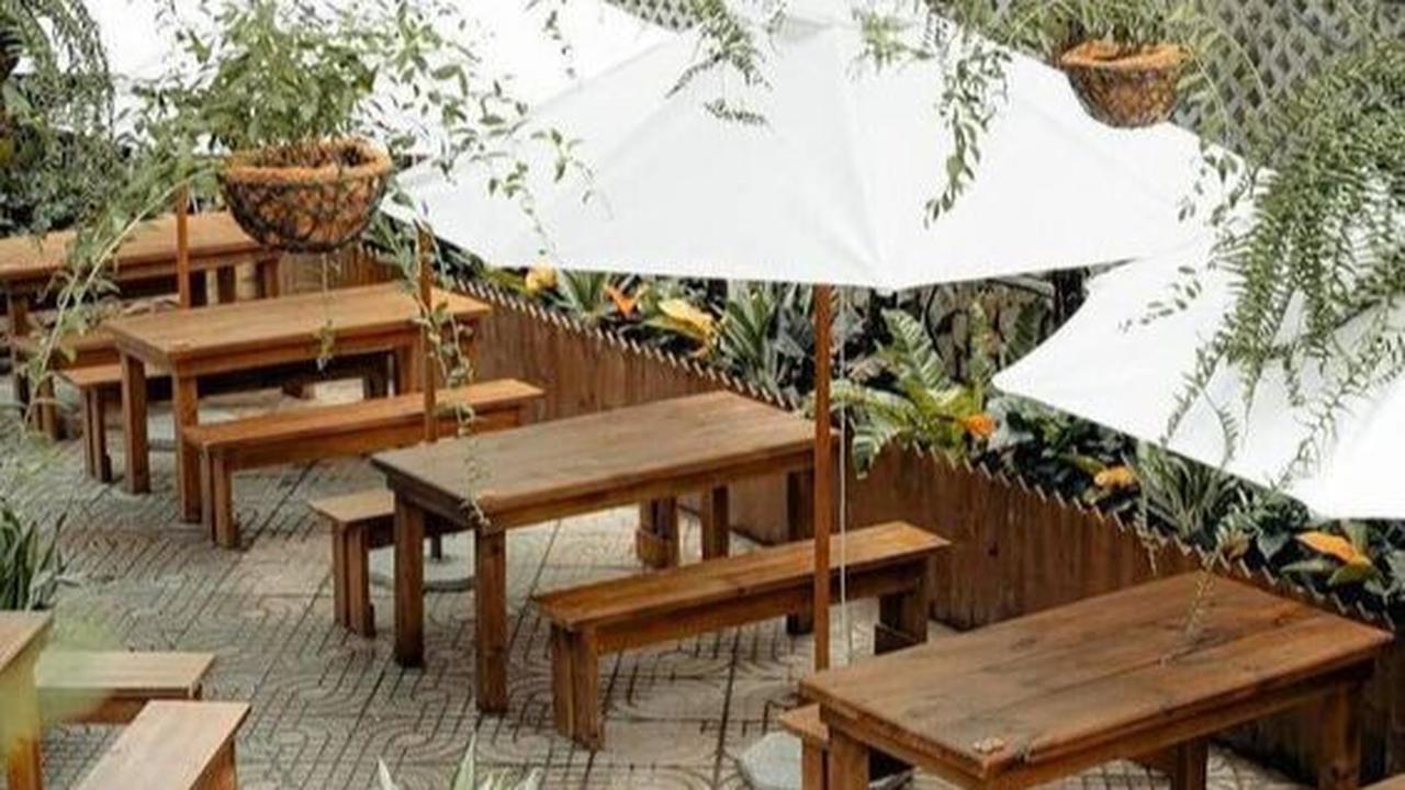 Desain Kafe Outdoor dengan Atap Payung untuk Suasana Santai