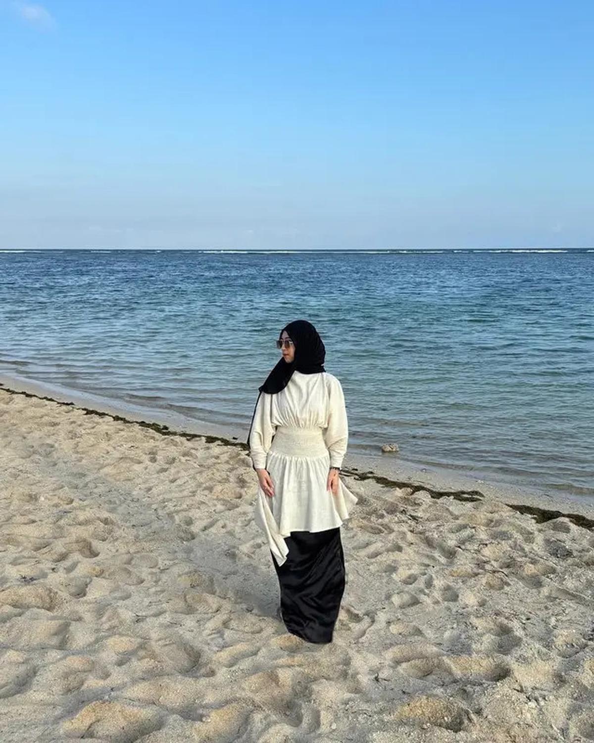 Potret Adiba Khanza Istri Egy Maulana Pakai Rok, Referensi Gaya Anggun di Usia 25-an
