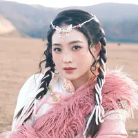 Kenakan busana suku China, Natasha Wilona tampil memukau dengan makeup dan gaya rambut yang menunjang. [Foto: instagram/ Natasha Wilona]