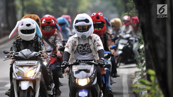 Sejumlah anggota dari komunitas Elmo And Friends berkonvoi menggunakan sepeda motor di kawasan Menteng, Jakarta, Minggu (11/11). Aksi konvoi bertujuan mensosialisasikan kepada anak-anak untuk memakai helm sejak dini. (Merdeka.com/ Iqbal S. Nugroho)