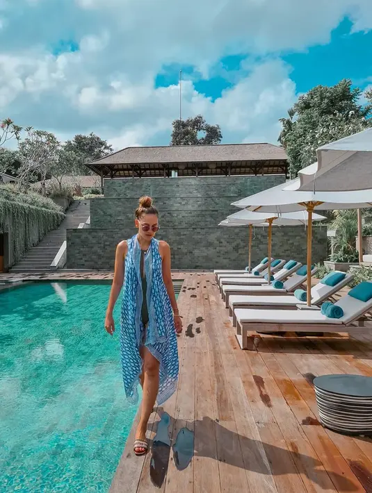 Ketika berlibur di Bali, wanita berdarah Indo-Austria ini juga bertemu dengan sejumlah sahabatnya. Sehingga ia tak menghabiskan momen ulang tahunnya sendirian. (Liputan6.com/IG/lunamaya)