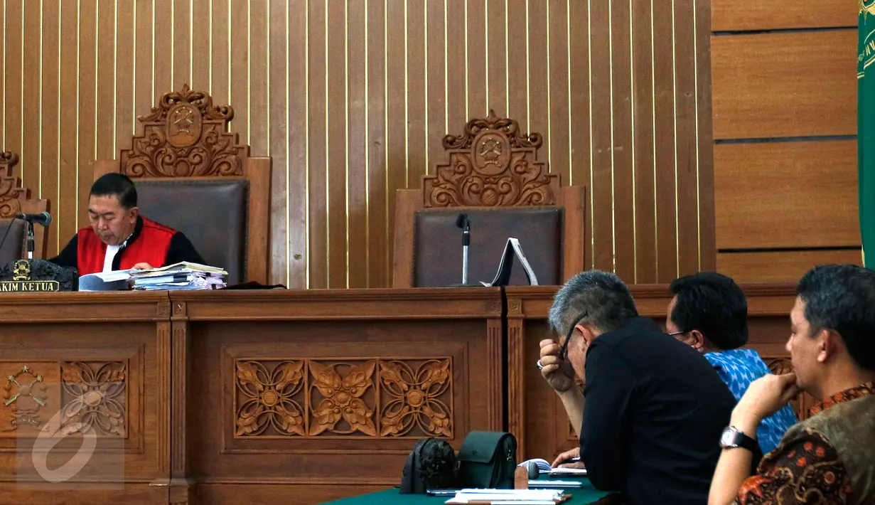 Hakim tunggal Achmad Rivai memimpin sidang putusan praperadilan di PN Jaksel, Selasa (29/9/2015).  PT VSI memenangkan gugatan praperadilan melawan Kejagung dalam perkara penggeledahan pada 12 Agustus lalu. (Liputan6.com/Yoppy Renato)
