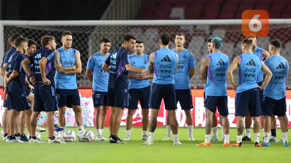 <p>Pelatih Timnas Argentina, Lionel Scaloni, memberikan arahan kepada&nbsp;anak asuhnya saat melakukan latihan resmi menjelang laga FIFA Matchday melawan Timnas Indonesia di Stadion Utama Gelora Bung Karno (SUGBK), Jakarta, Minggu (18/06/2023). (Bola.com/Bagaskara Lazuardi)</p>