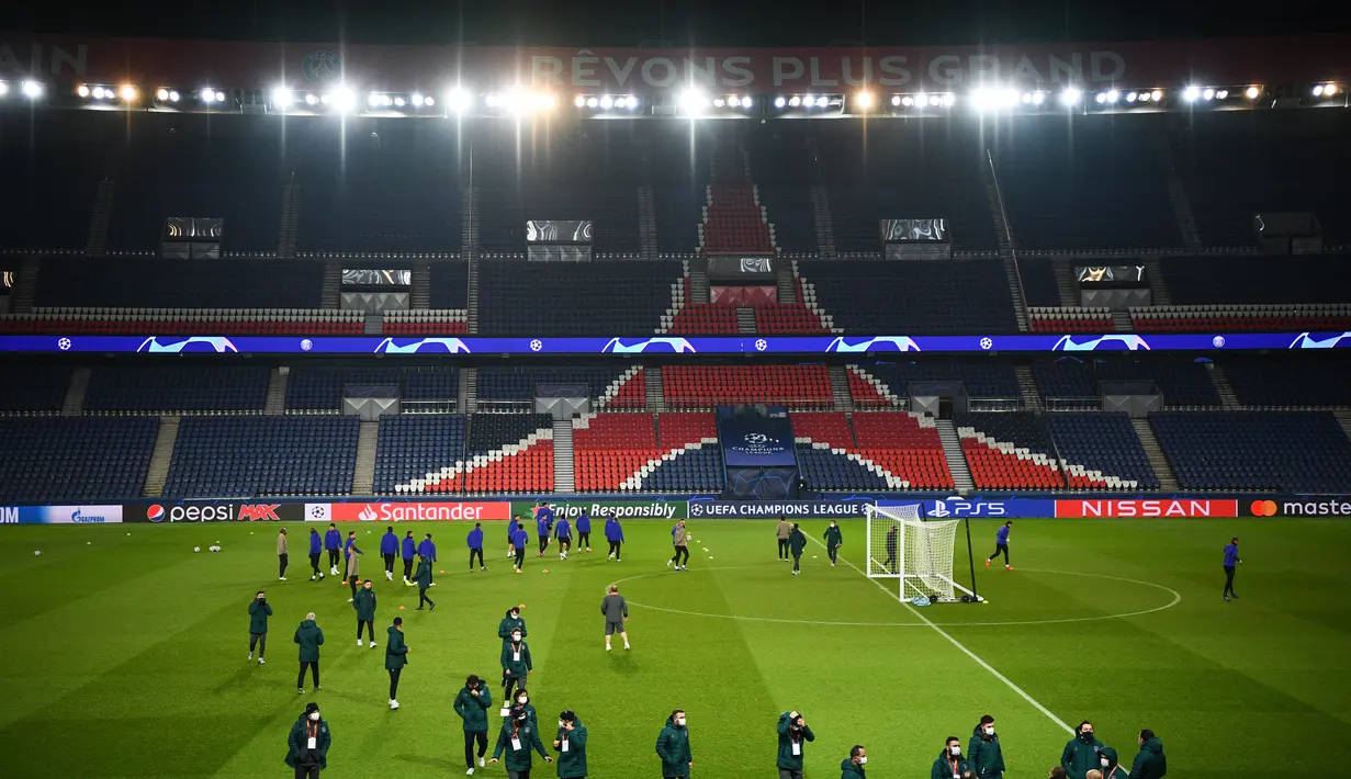 Para pemain dan staf Istanbul Basaksehir menghadiri sesi latihan tim di Paris (7/12/2020). Istanbul Basaksehir akan bertanding melawan PSG pada grup H Liga Champions di Stadion Parc des Princes. (AFP/Franck Fife)
