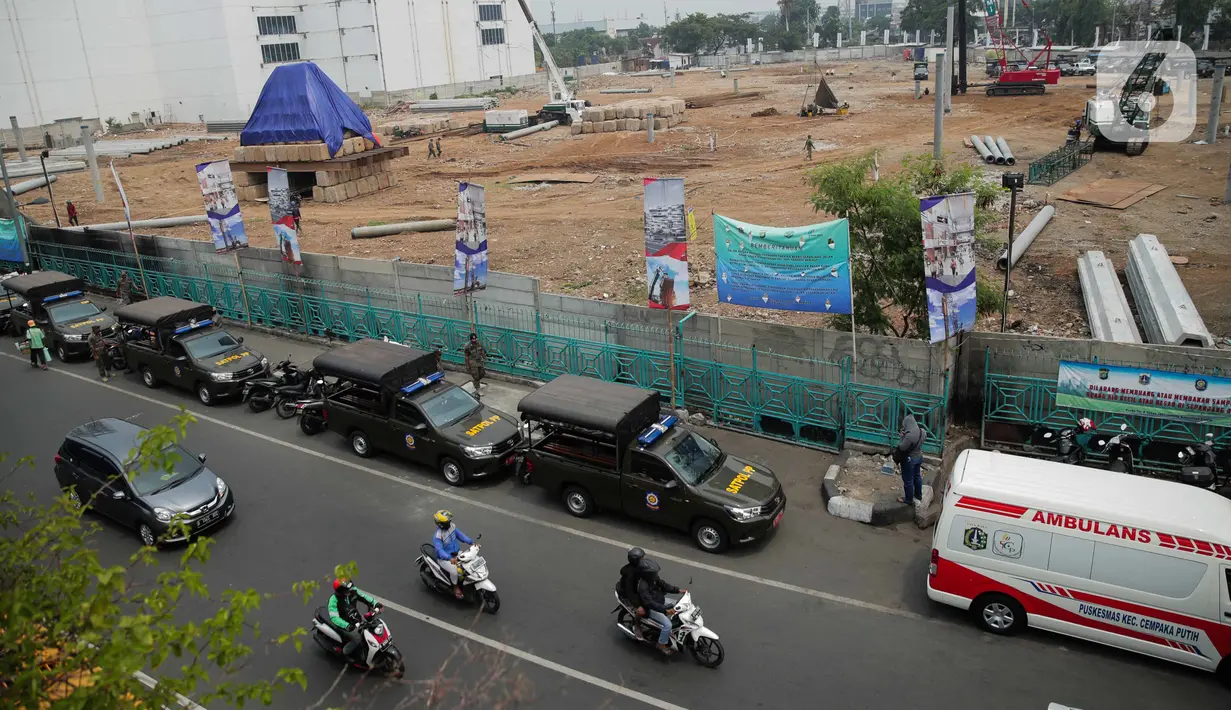 Petugas Satpol PP berjaga di trotoar Jalan Stasiun Senen, Pasar Senen, Jakarta, Rabu (11/12/2019). Pemerintah Kota Jakarta Pusat mengerahkan sekitar 500 petugas tim gabungan untuk menjaga kawasan tersebut agar pedagang kaki lima (PKL) tidak kembali berjualan. (Liputan6.com/Faizal Fanani)