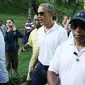 Mantan Presiden AS, Barack Obama saat mengunjungi Pura Tirta Empul, Tampaksiring, Gianyar, Bali, Selasa (27/6). Kunjungan Obama tersebut mendapat sambutan antusias dari pengunjung yang memadati pura. (Liputan6.com/Immanuel Antonius)