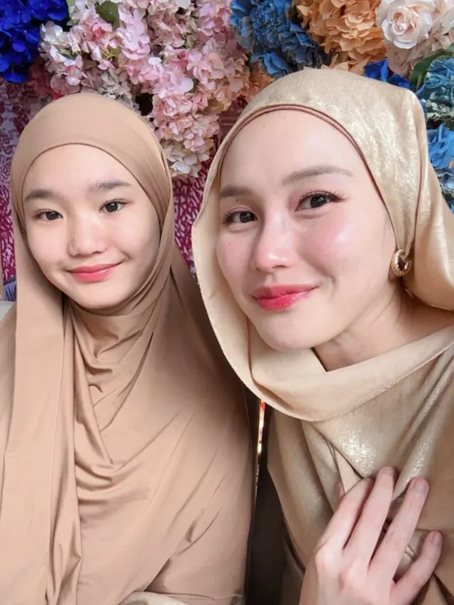 Ayu Ting Ting saat Pengajian Tujuh Bulanan Kehamilan Adiknya pakai kerudung.[@ayutingting92]