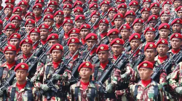 Prajurit TNI berbaris saat melakukan gladi resik HUT TNI ke-72 di Cilegon, Banten, Selasa (3/10). Gladi resik tersebut untuk memperingati HUT TNI ke-72 yang dilaksanakan tanggal 5 Oktober. (Liputan6.com/Angga Yuniar)