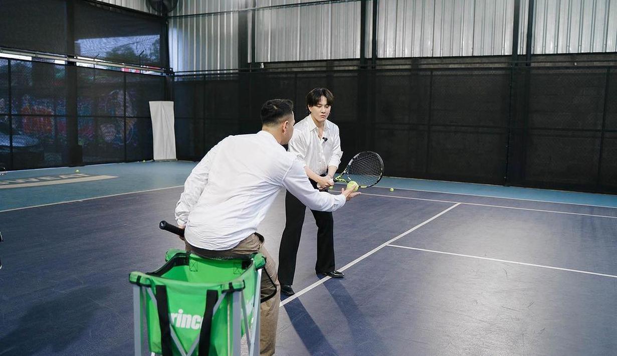 Tak ketinggalan, DK mencicipi lapangan tenis Raffi yang sering jadi base camp para artis kumpul untuk bertanding. (Foto: Instagram/ raffinagita1717)