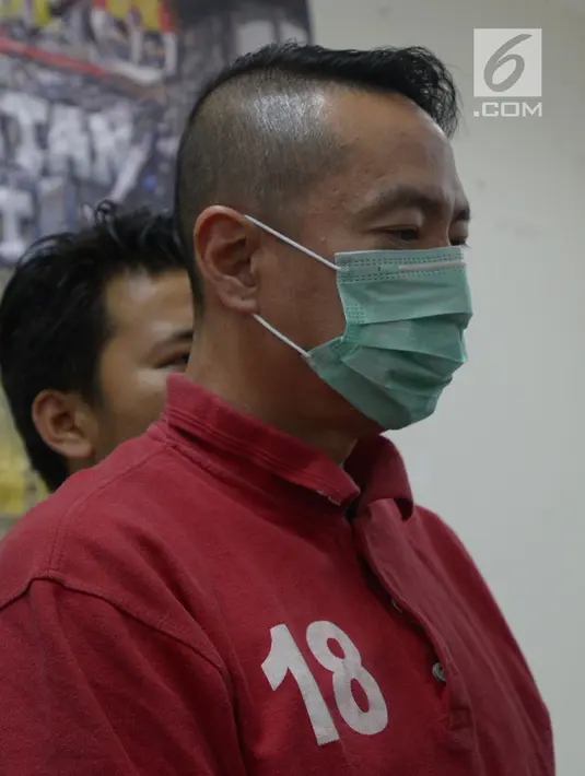 Pelaku pemobil koboi BMW bernopol B1764 PAF, Andy Wibowo (AW) usai jumpa pers di Polres Jakarta Pusat, Sabtu (15/6/2019). Polisi berhasil menangkap AW di depan sebuah hotel di Pecenongan, Jakarta Pusat. (merdeka.com/Imam Buhori)