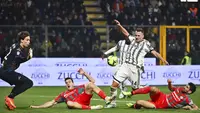 Striker Juventus, Arkadiusz Milik mencoba menyelesaikan peluang di depan gawang Cremonese dalam lanjutan Serie A 2022/2023, Kamis (5/1/2023) dini hari WIB. (Massimo Paolone/LaPresse via AP)