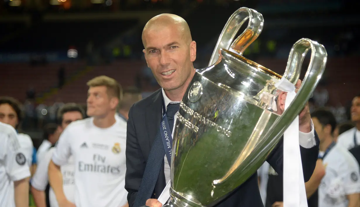 Zinedine Zidane. Ia menjadi pelatih utama Real madrid pada tengah musim 2015/2016 menggantikan Rafael Benitez setelah sebelumnya menangani Real Madrid Castilla. Ia langsung mempersembahkan trofi Liga Champions di musim tersebut dan mempertahankannya di dua edisi berikutnya. (AFP/Filippo Monteforte)