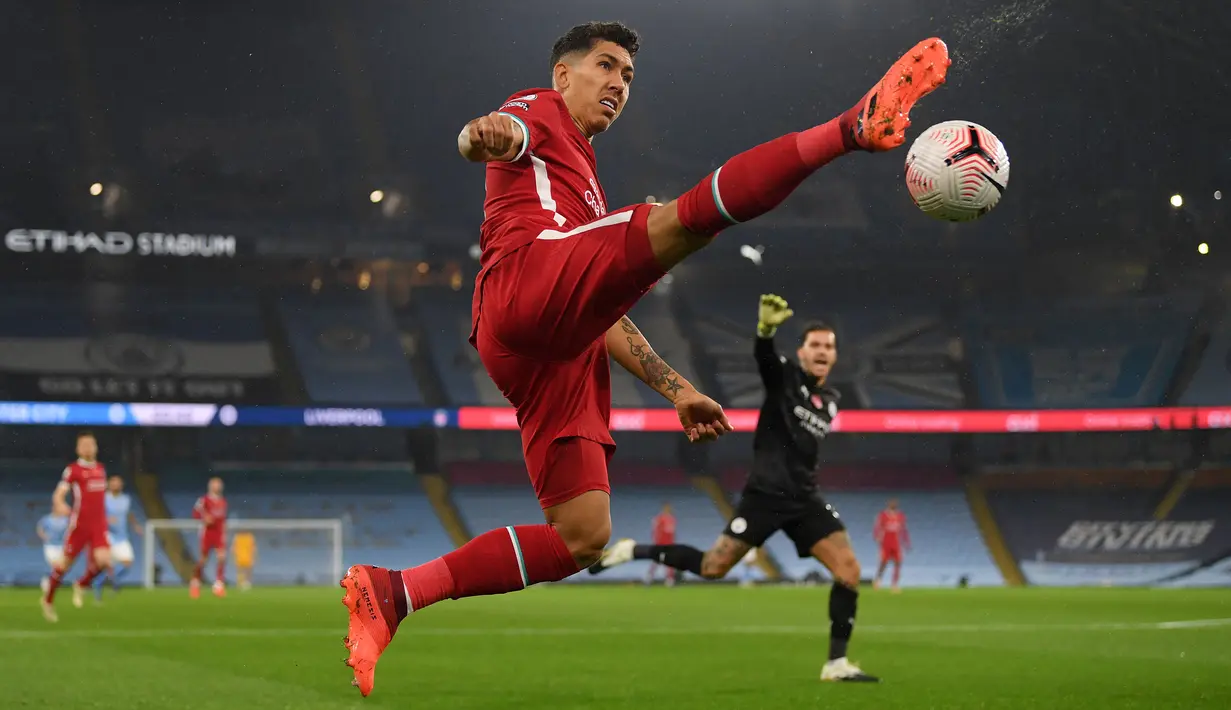 Penyerang Liverpool Roberto Firmino sering dikritik karena tidak cukup mencetak gol. Namun, peranannya sebagai penghubung, menarik bek menjauh, dan membawa pemain sayap bermain ke dalam merupakan bagian integral dari strategi mesin penantang gelar Klopp. (AFP/Shaun Botterill)